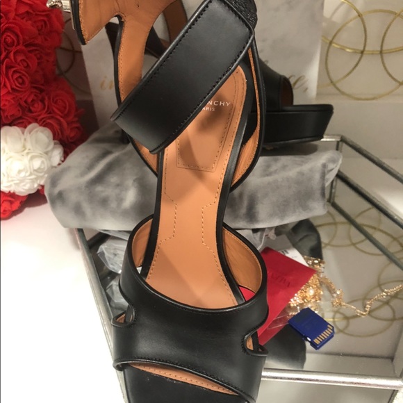 Givenchy - Picture 3 of 5